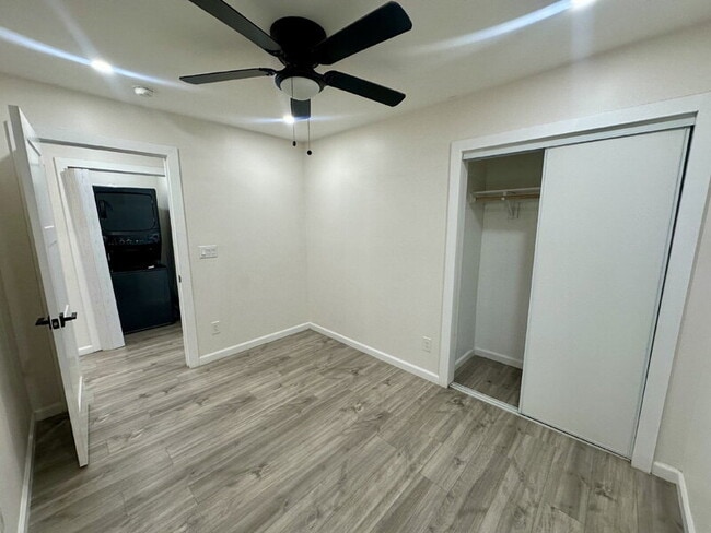 Building Photo - 1447 E Mountain View Rd