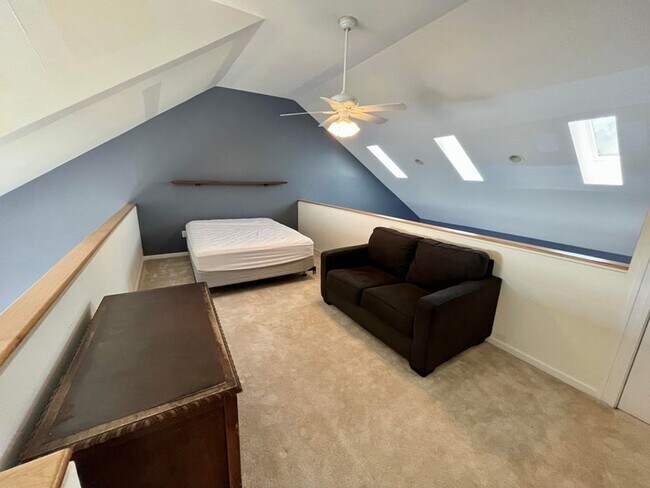 Building Photo - 3-bedroom, 2.5 bathroom partially furnished home in Saint Joseph