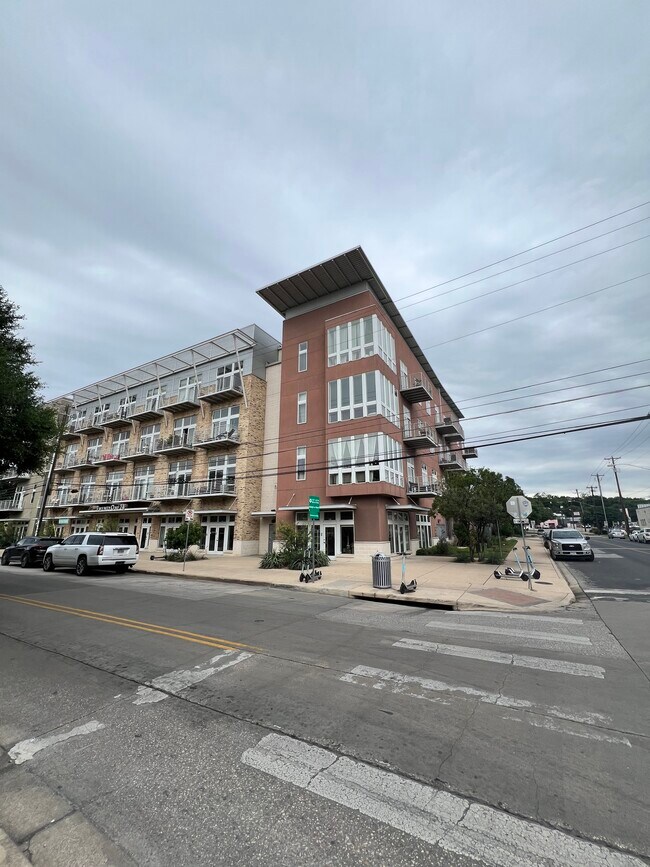 Building Photo - 2124 E 6th St