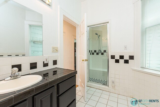 Building Photo - Mission District: Top Floor Flat Above Blondie's Bar w/ Formal Dining Room & W/D in unit