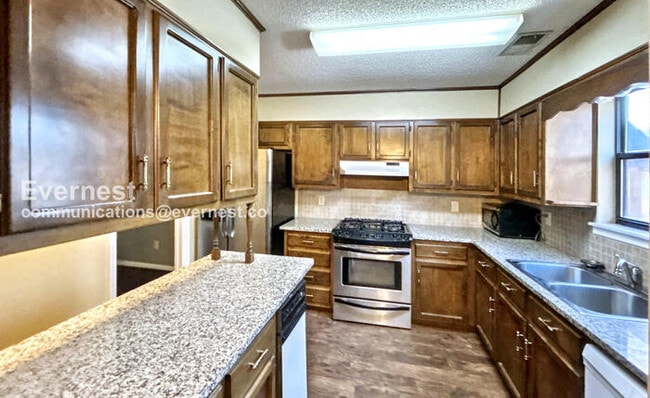 Building Photo - 493 Cedar Crest Dr