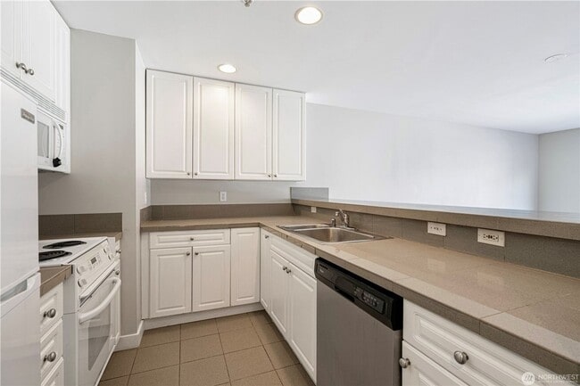 Building Photo - Top-Floor Condo with Office/Den + Private ...