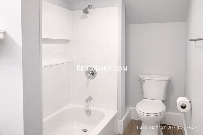 Building Photo - 496 Main St