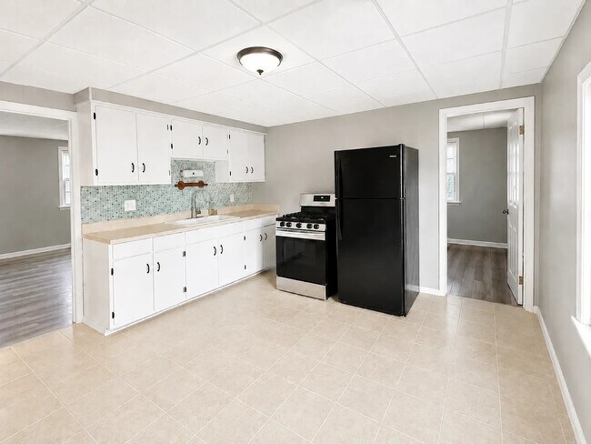 Kitchen - 1910 Coltman Rd