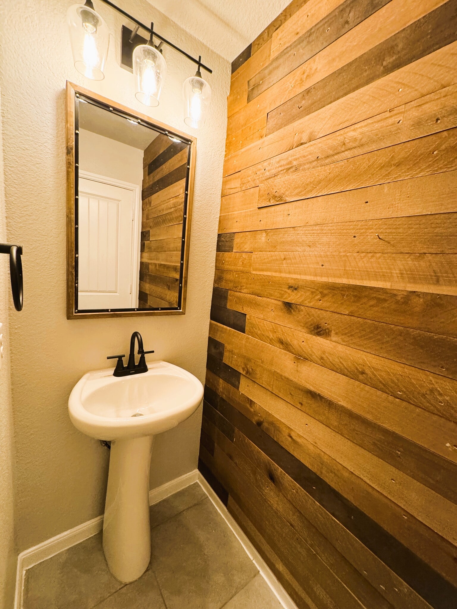 Building Photo - 615 Calm Ct