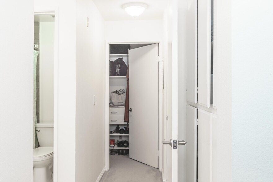 Ensuite hallway for Master bedroom - 10021 Tabor Street