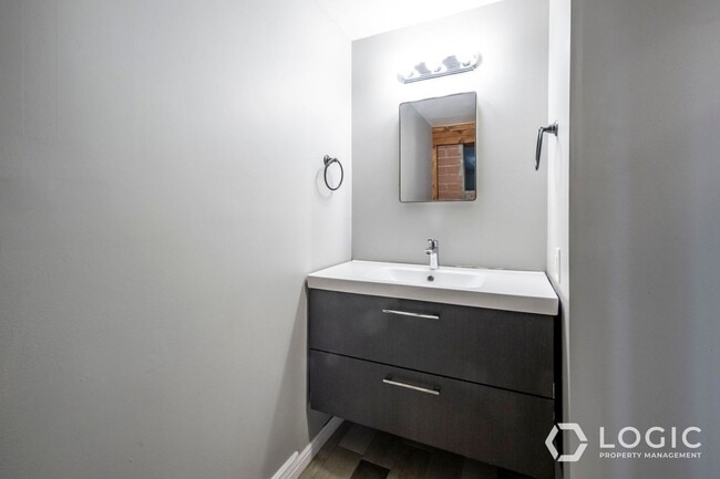 Building Photo - Stunning Single Family Home In Excellent L...