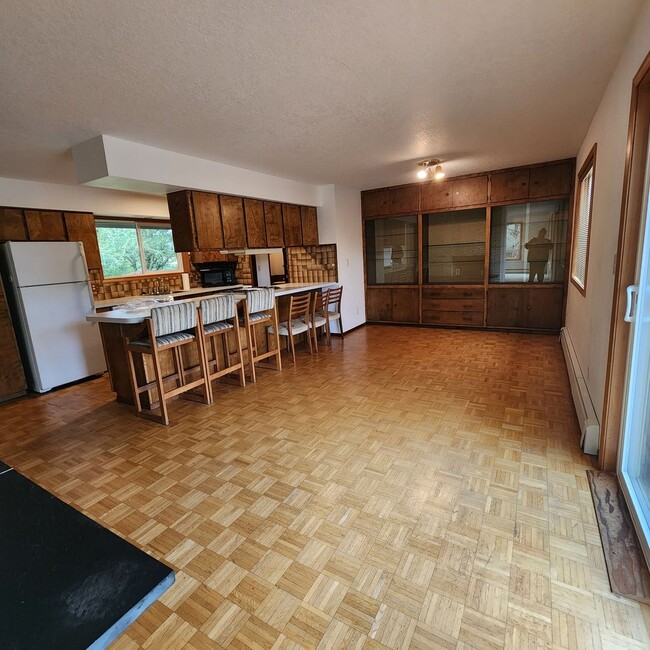 Building Photo - Incredible 3 Bed 1.5 Bath with Sauna and P...