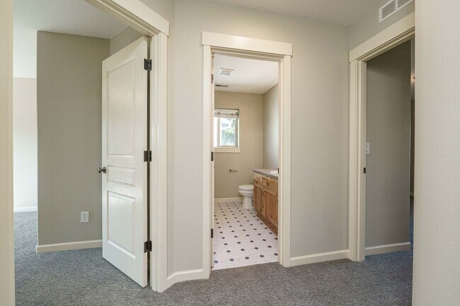 Building Photo - Cul-de-Sac Living at Its Best – Updated 3BR with Garage & A/C!