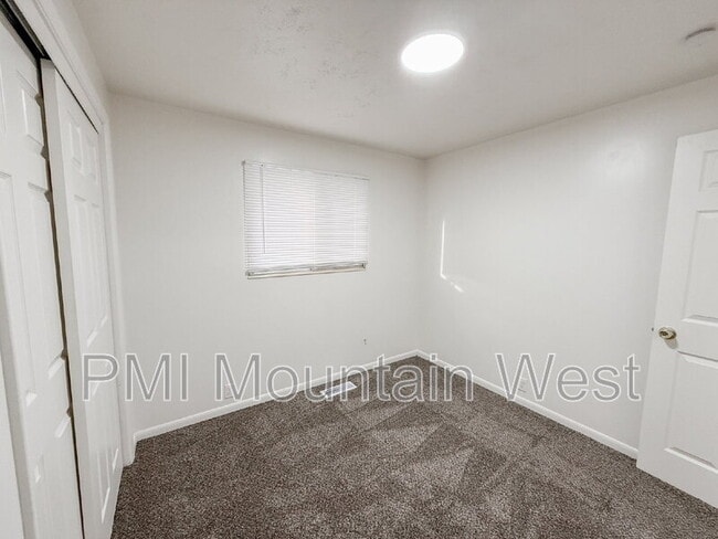 Building Photo - 698 Doren Dr