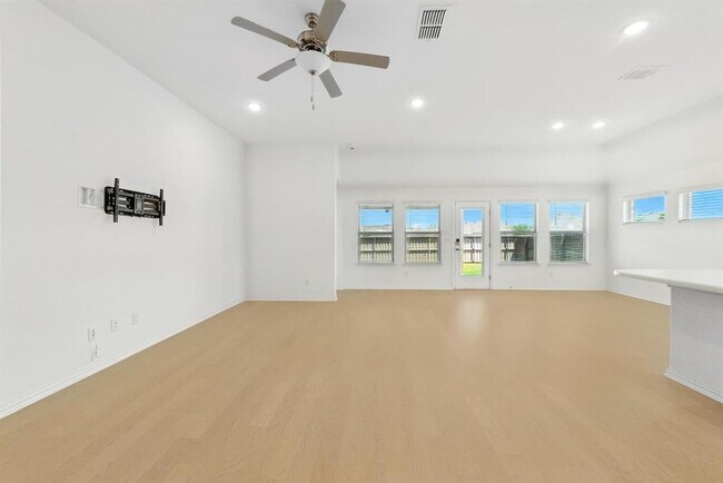Building Photo - 140 Periwinkle Ln