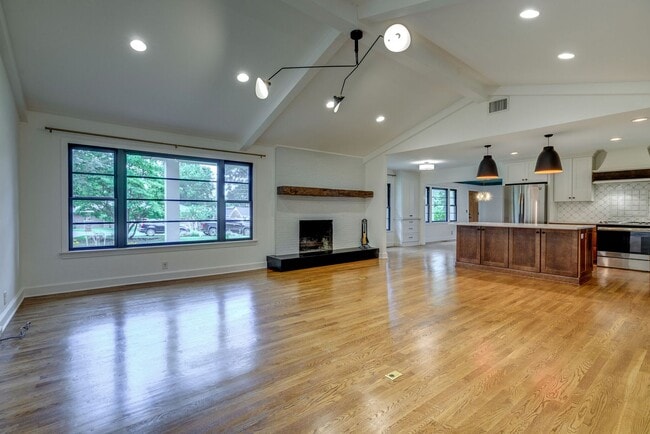 Building Photo - Coming Soon! - 9/24 Renovated Mid-Century ...