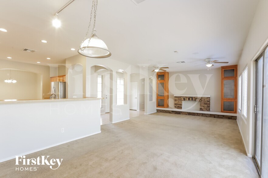 Building Photo - 7803 S 5th Dr