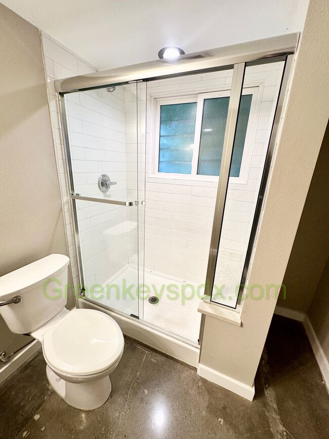Building Photo - Huge Gorgeous 5 Bedroom 5 Bath Unit in SW ...
