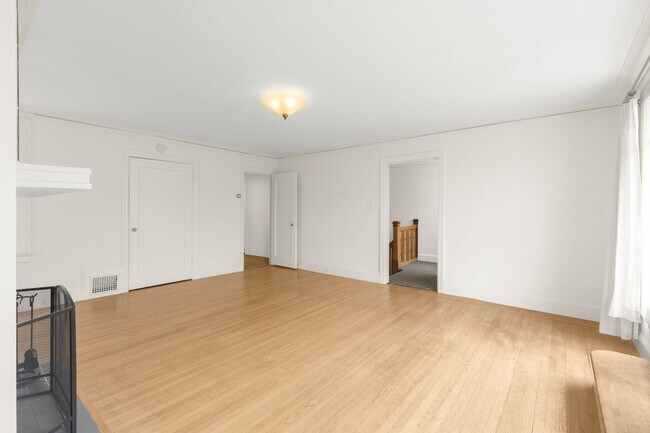 Building Photo - 2128 Bay St