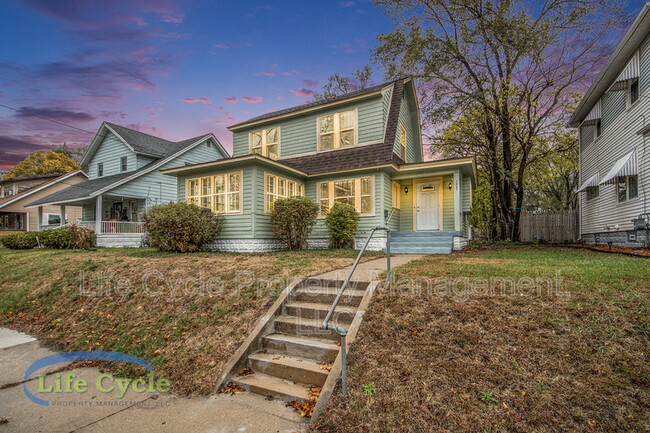 Building Photo - 1047 Evergreen St SE