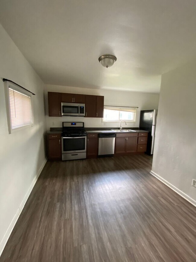 Building Photo - AVAILABLE AUGUST 2026 - 1 Bedroom Home w/ Spacious Living!