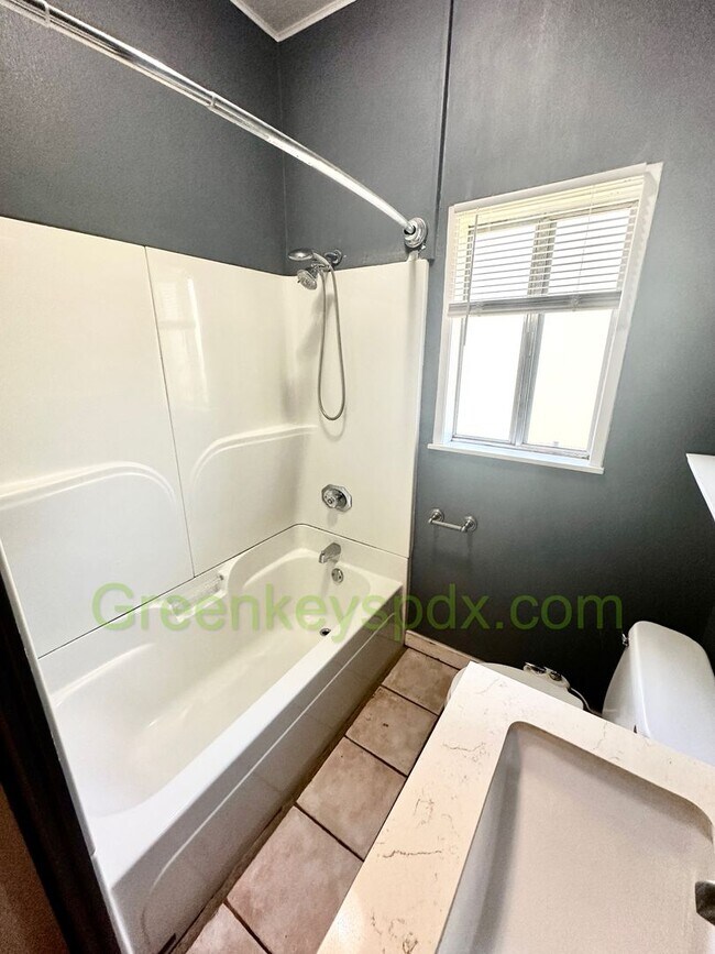 Building Photo - 3-Bedroom, 2-Bathroom House with Attached Garage and Workshop Near Belmont and SE 45th