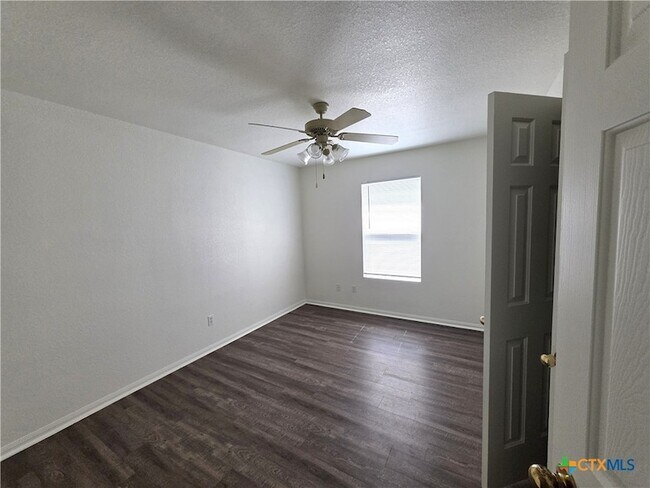 Building Photo - 2402 Mikulec Dr