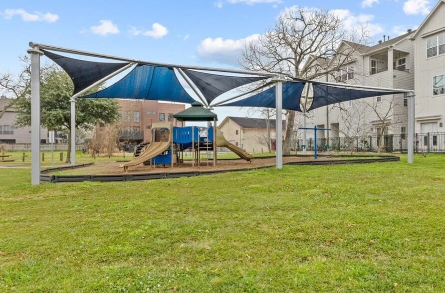 Building Photo - 5311 Lillian St