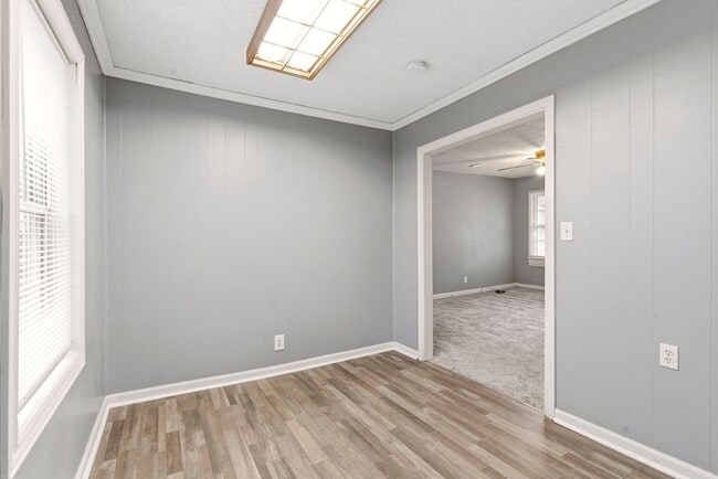 Building Photo - 3 Bed | 1 Bath | FULLY Remodeled | FULLY Fenced Yard | Springfield MO | PETS WELCOME!