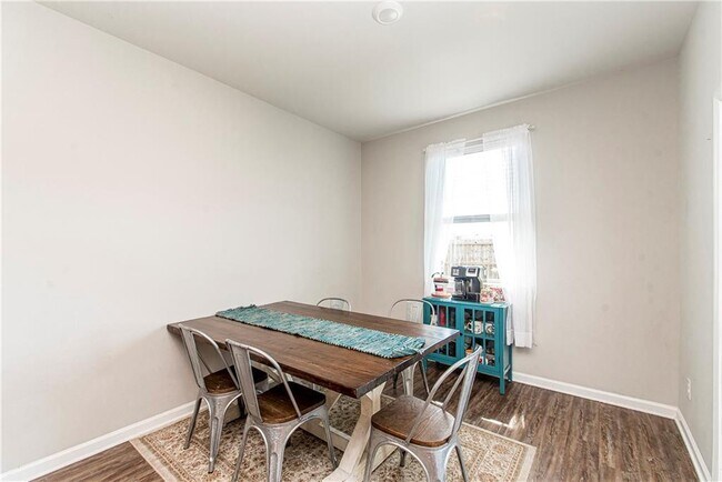 Building Photo - 717 W Lakeshore Landing Dr