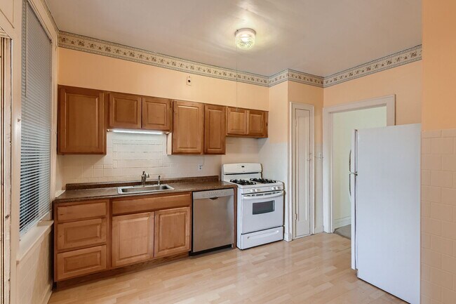 Building Photo - 3529 N Lowell Ave