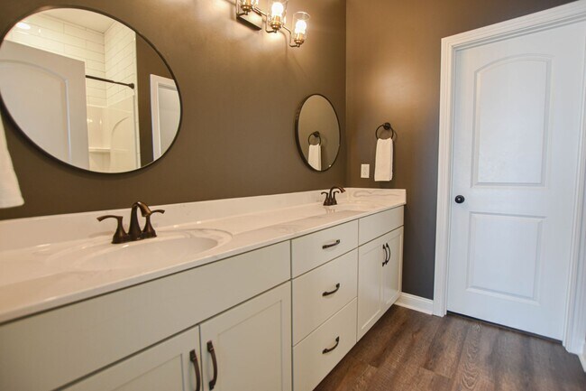Building Photo - Pet Friendly Three Bedroom!