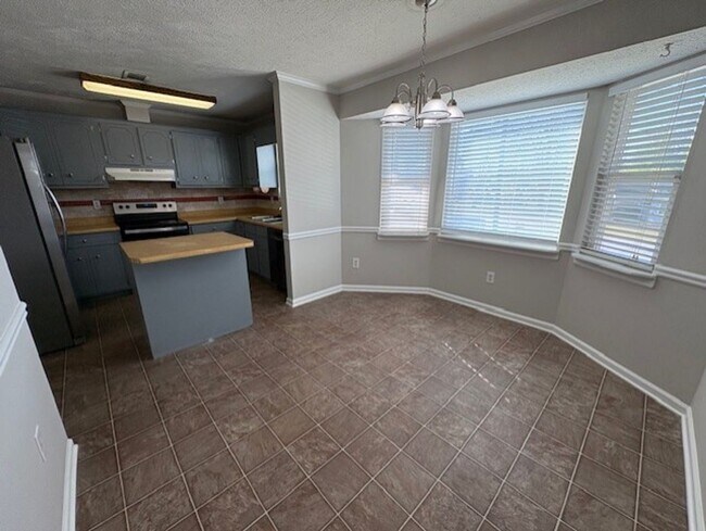 Building Photo - 3909 Almon Dr