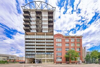 Building Photo - $2,000, 1 bed, 1.5 bath located in downtow...