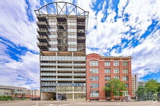 Building Photo - $2,000, 1 bed, 1.5 bath located in downtow...