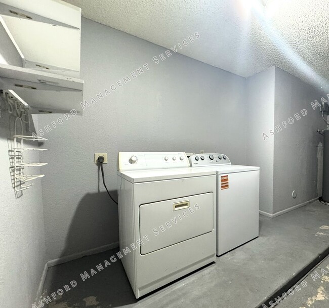 Building Photo - BEAUTIFULLY REMODELED 3 BEDROOM HOME WITH ...
