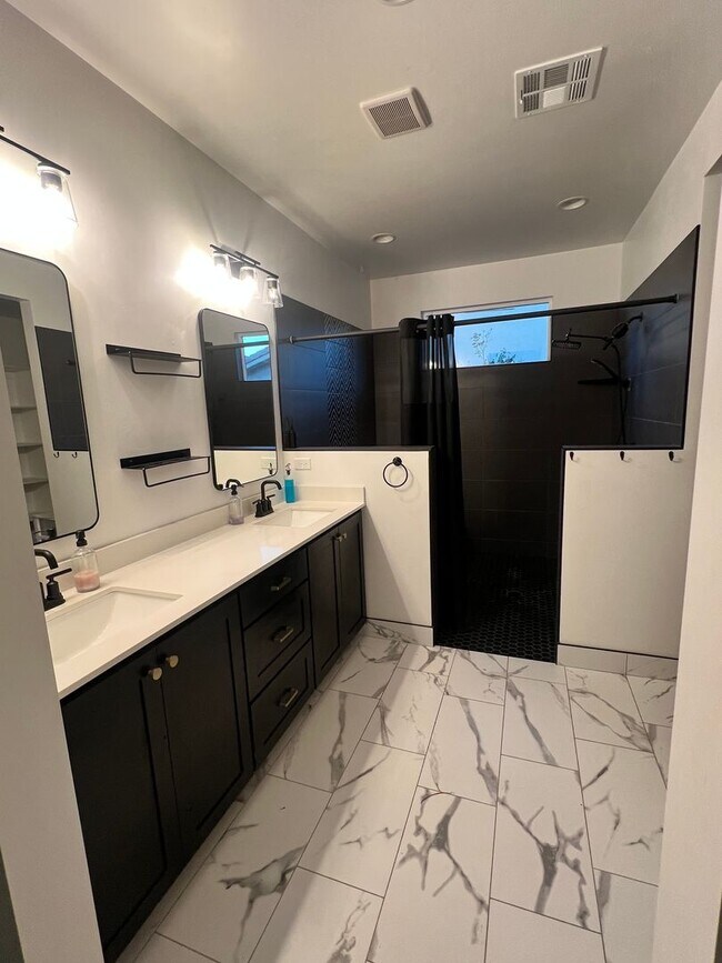 Building Photo - Stylish 3 Bedroom Home with Spacious Layout
