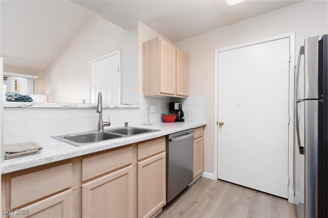 Building Photo - 950 Seven Hills Dr