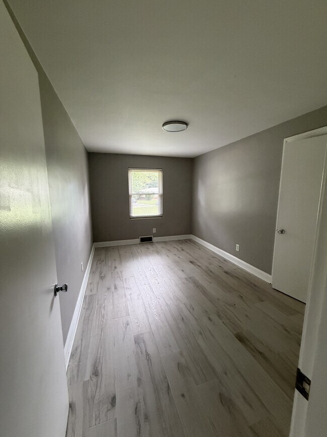 Building Photo - 1828 Upper Hunters Trace