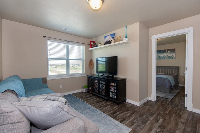 Building Photo - 136 Bull Frog Dr