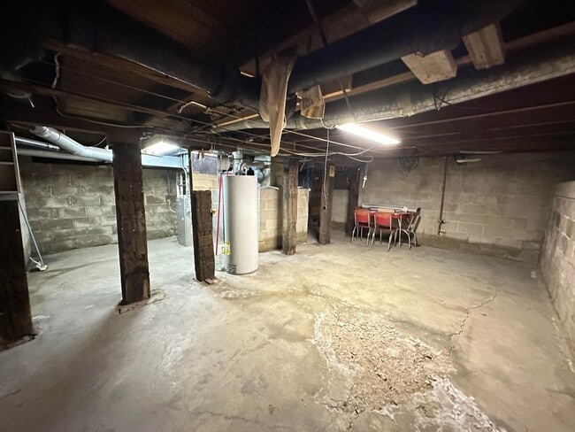 Building Photo - Cute Helper Rental