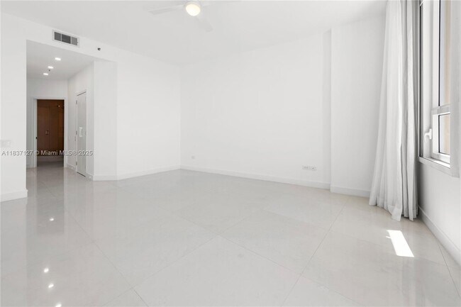 Building Photo - 808 Brickell Key Dr