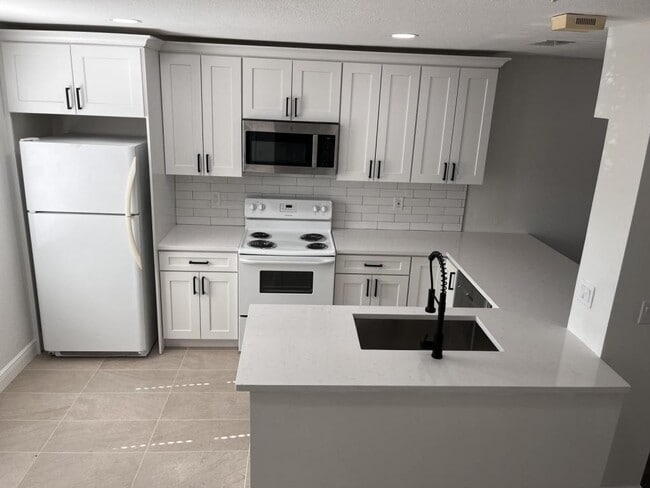 Building Photo - 7617 Tamarind Ave