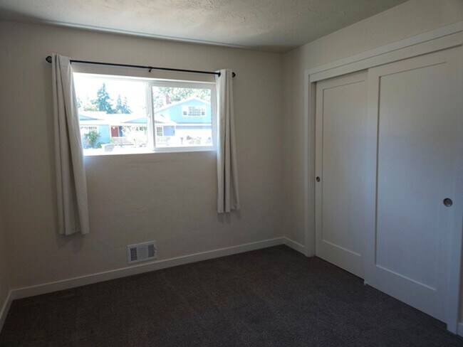 Building Photo - 3Bd/2.5Ba Single Story Home-For viewing!