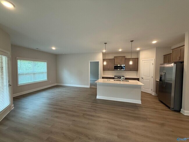 Building Photo - 158 River Pointe Dr