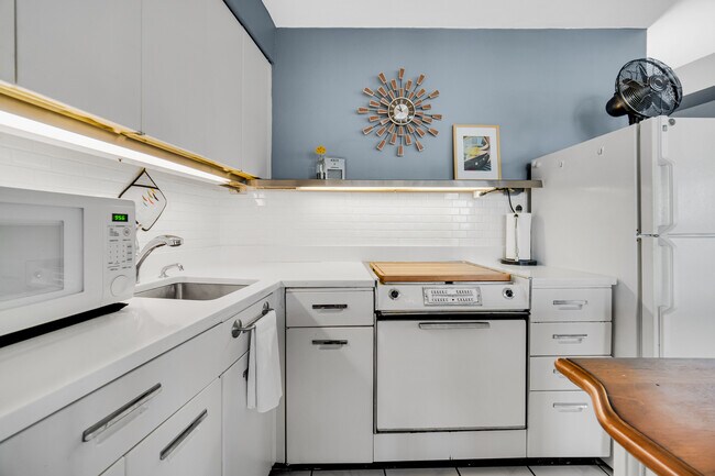 Building Photo - 300 N State St