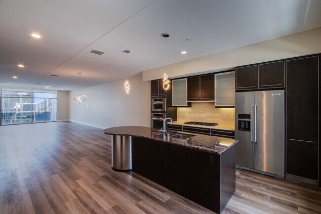 Building Photo - 8925 W Flamingo Rd