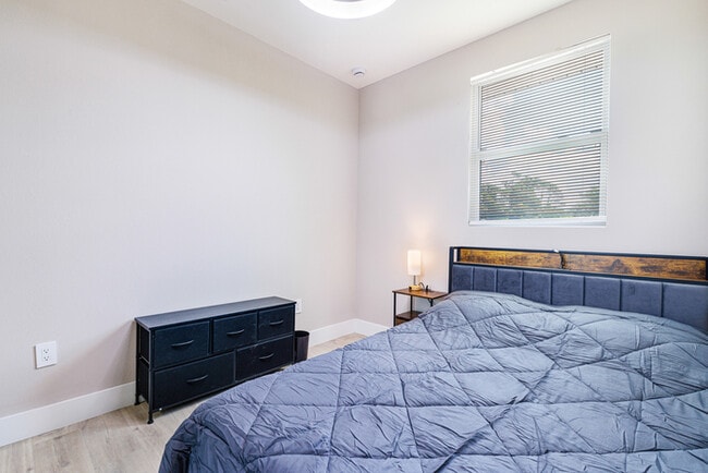 Building Photo - Englewood Padsplit Co-living Affordable Ho...