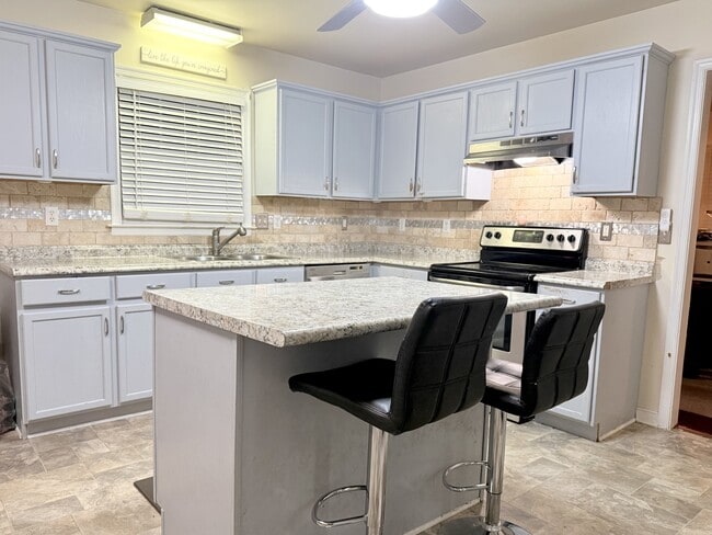 Building Photo - 2812 Providence Creek Rd