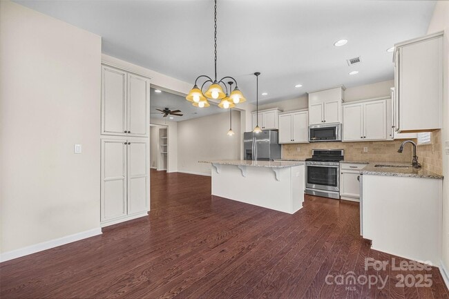 Building Photo - 1112 Roderick Dr