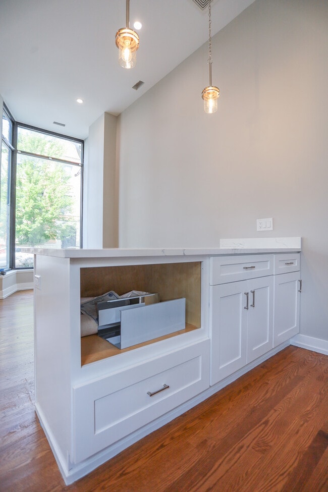 Building Photo - 1359 W Barry Ave