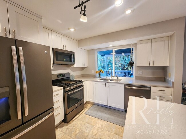 Building Photo - Elegant Silverdale Home with Private Backyard Oasis