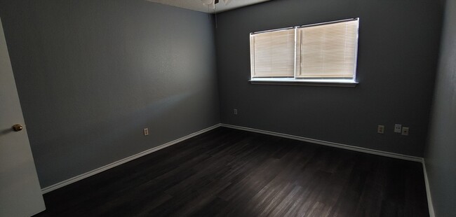 Building Photo - 2BR Arlington Duplex