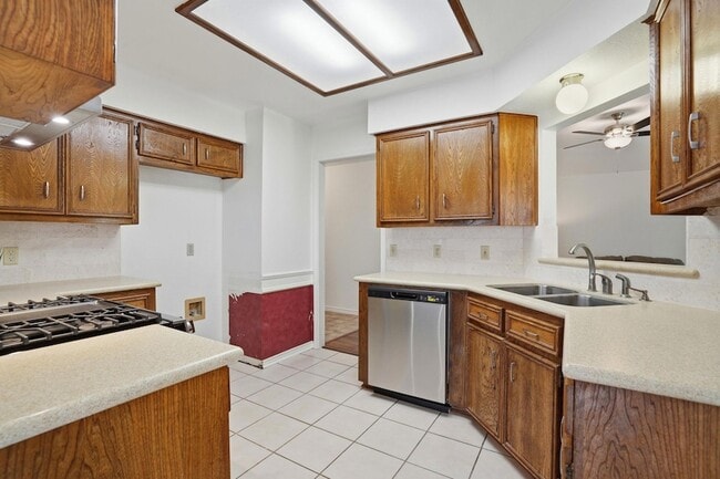 Building Photo - 306 Woodstone Dr